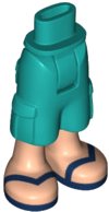Mini Pop Heupen en Broek Afgekort Grote Zakken, Licht Nougat Benen en Donkerblauwe Sandalen met V-Vormige Banden Patroon - Dikke Scharnier, LEGO onderdeelnummer 25727c00pb06